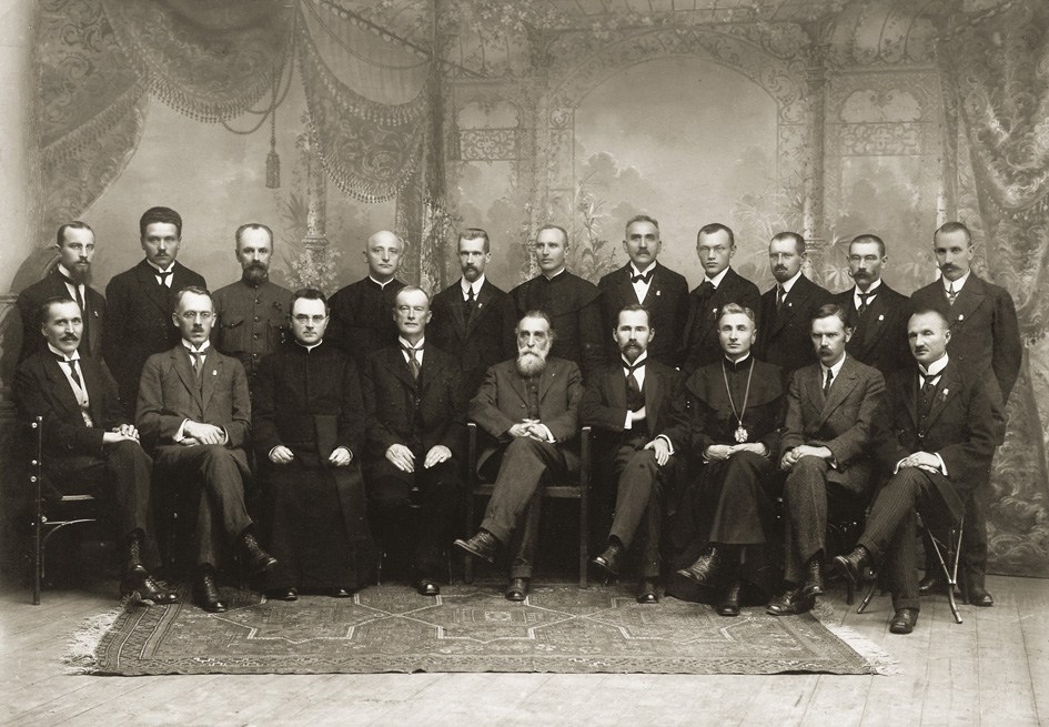 Old picture of 20 important men who signed the declaration of Independence of Lithuania in 1918